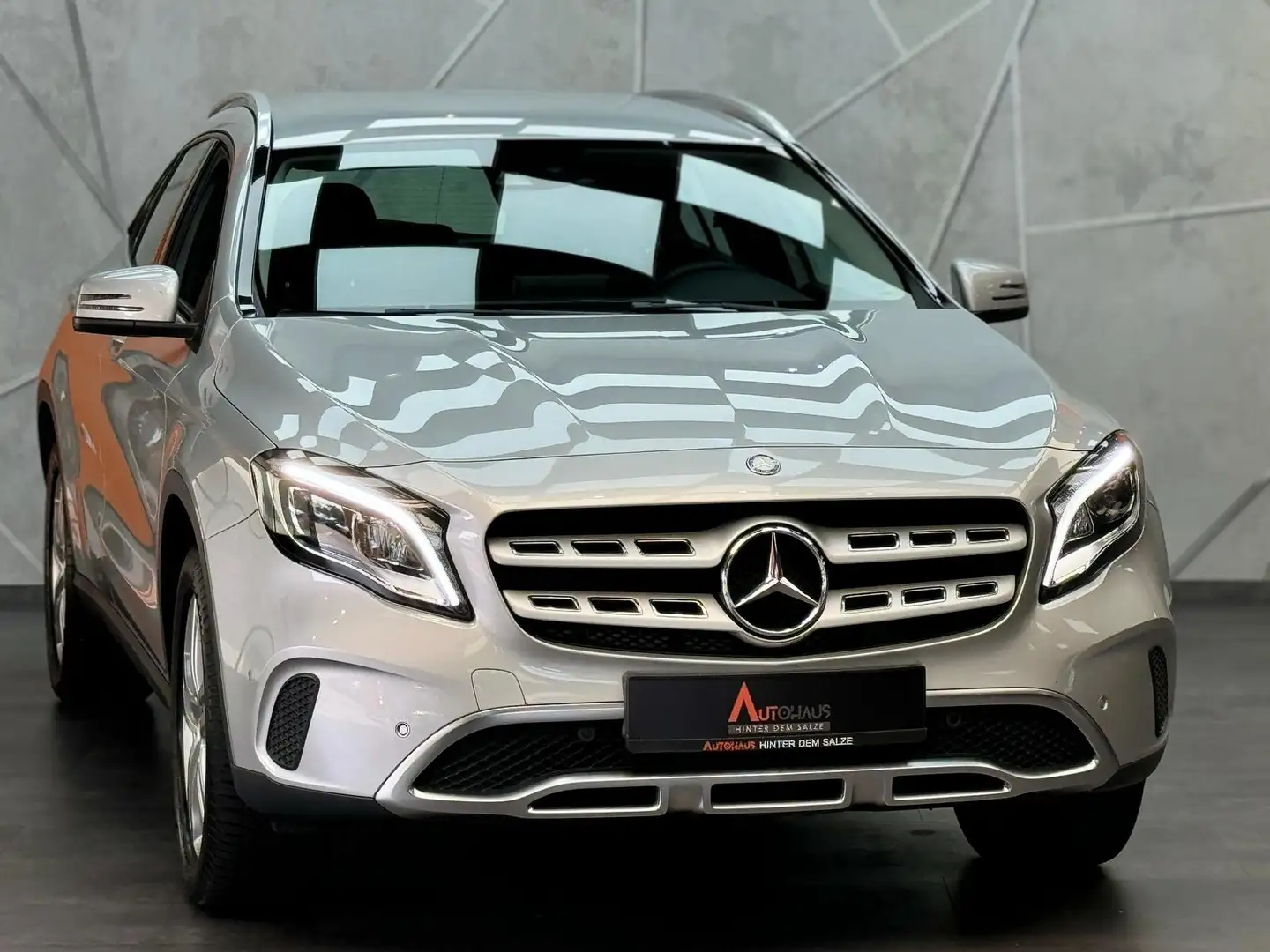 Mercedes-Benz GLA 200 |PDC|LED|TEMP|SHZG|AHK Silber - 2