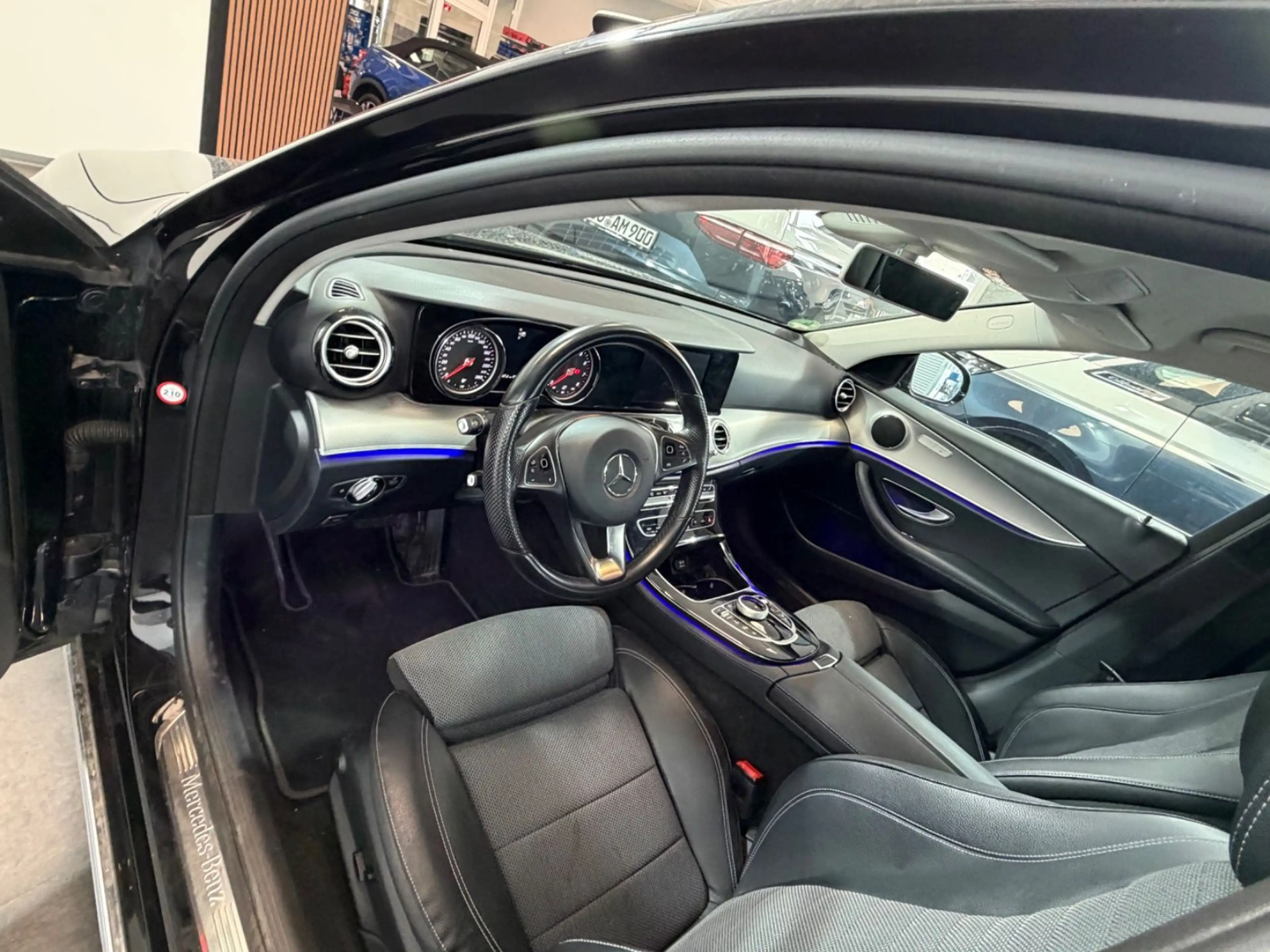 Mercedes-Benz E 200 E/Avangarde/LED/Kamera/PDC/ACC/Leder/ — photo 14