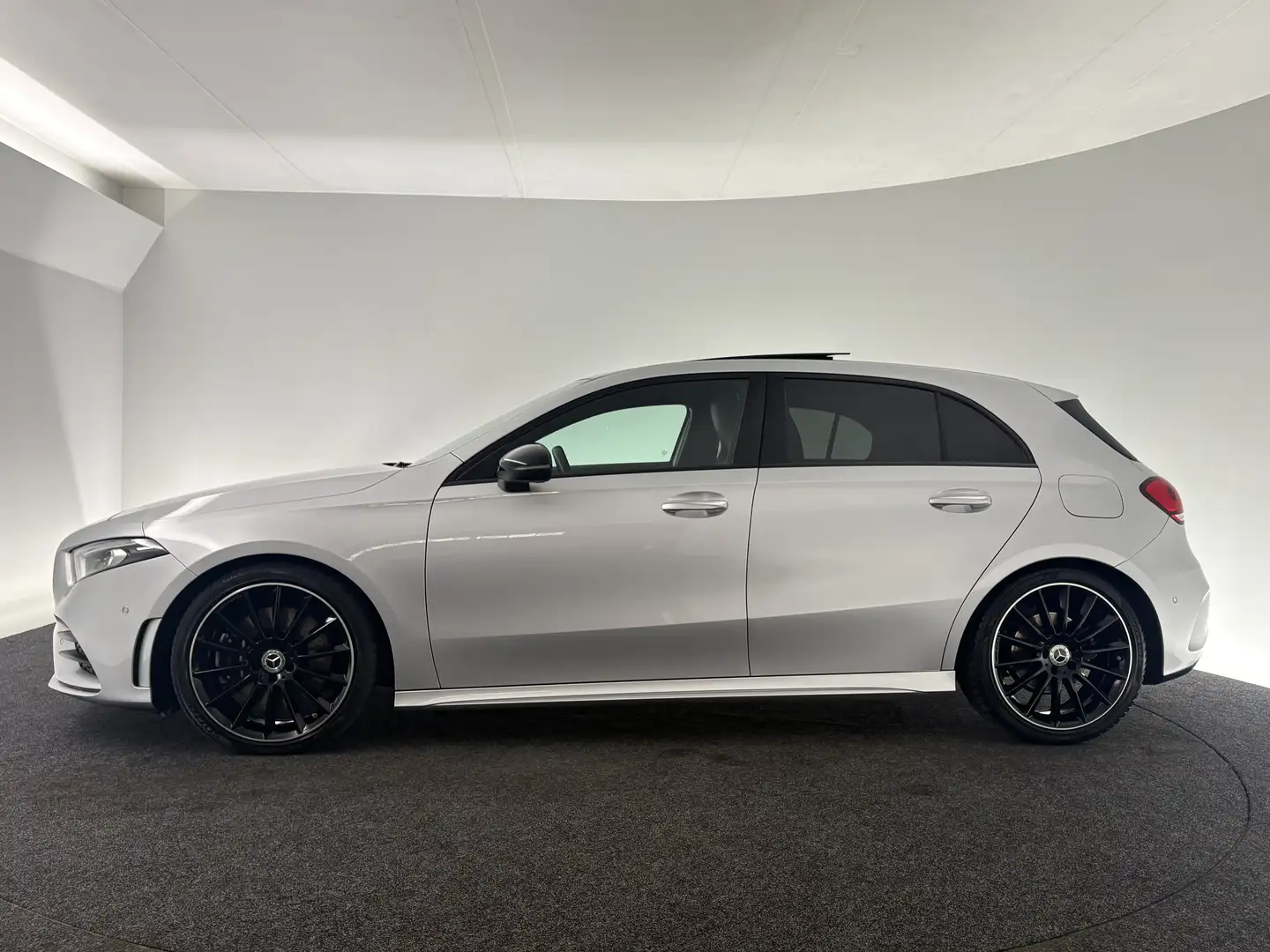 Mercedes-Benz A 250 AMG Pano Head-up Camera Sfeerverlichting Full Grijs - 2