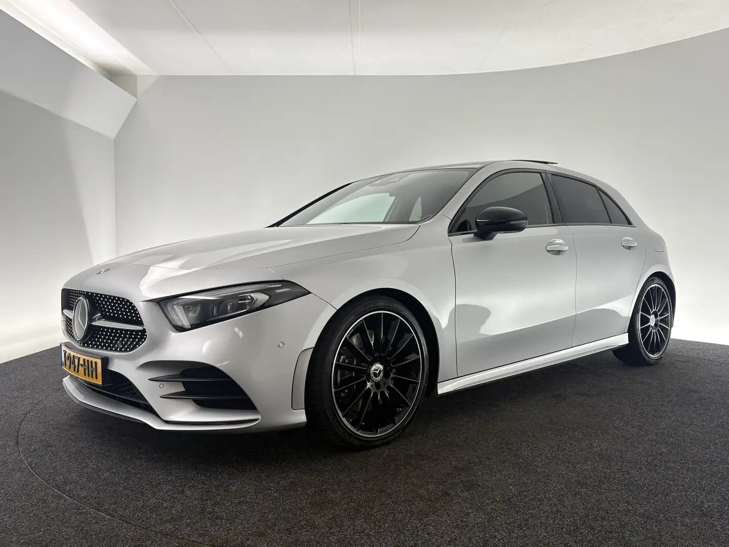 Mercedes-Benz A 250 AMG Pano Head-up Camera Sfeerverlichting Full Grijs - 1