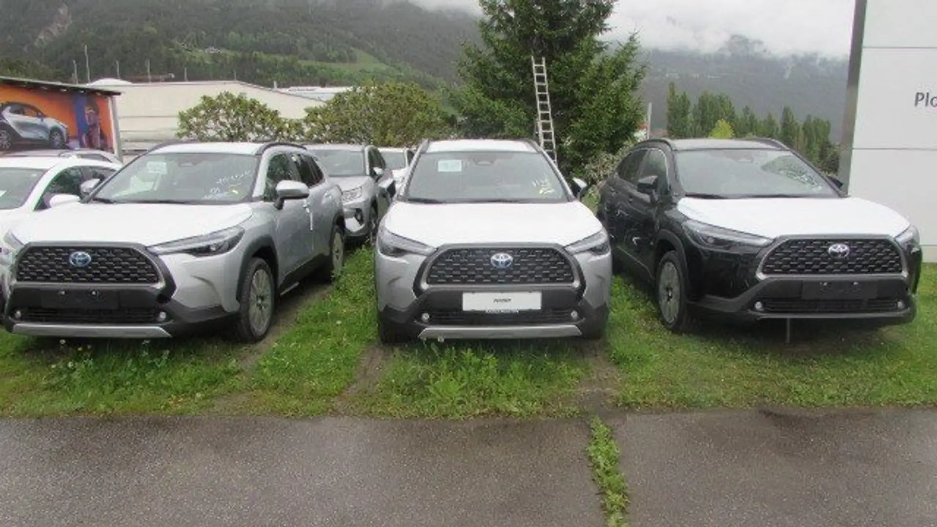 Toyota Corolla Cross 1,8 Hybrid Active Drive Stříbrná - 1