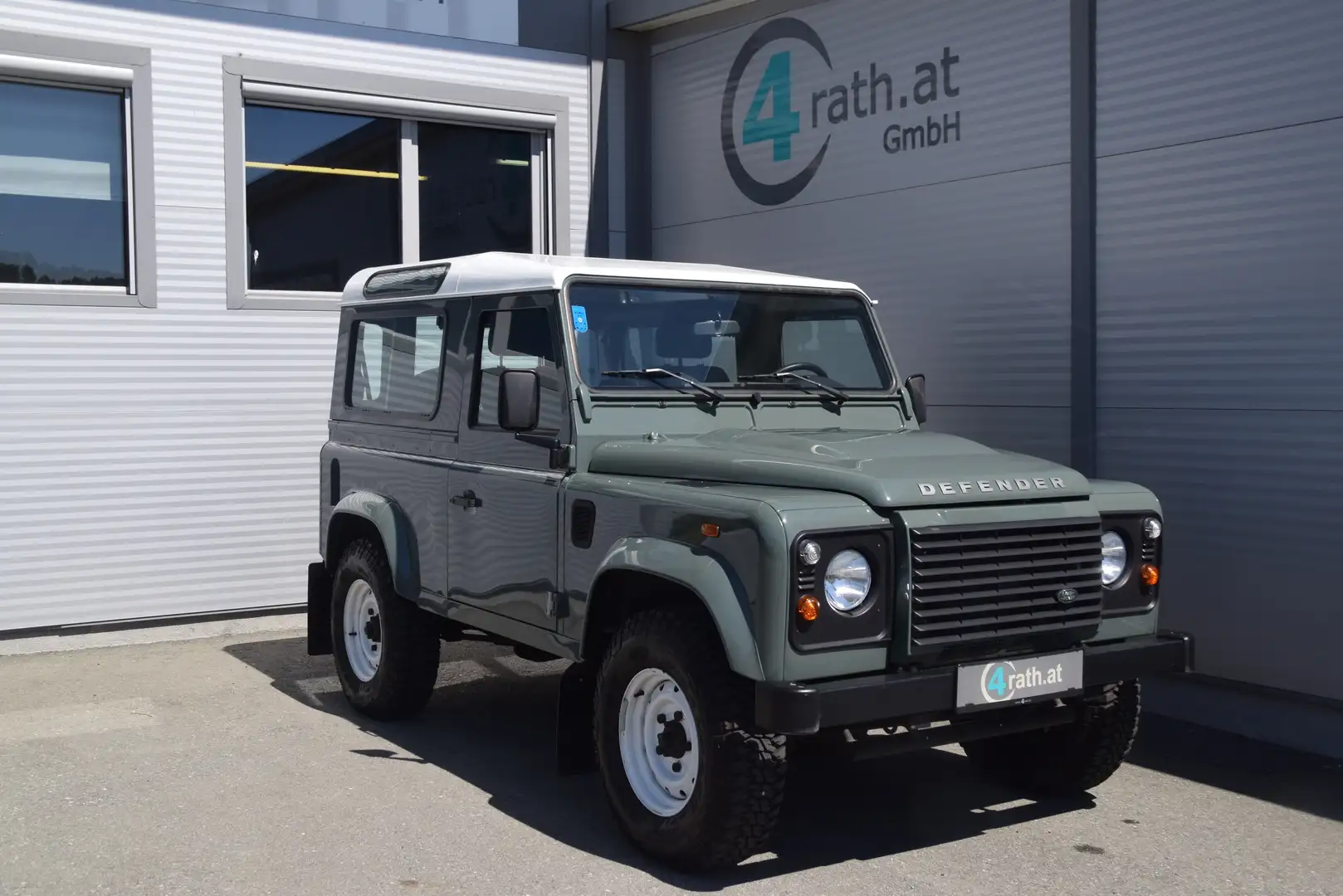Land Rover Defender 90" Station Wagon E 2,2 AHK Grün - 1