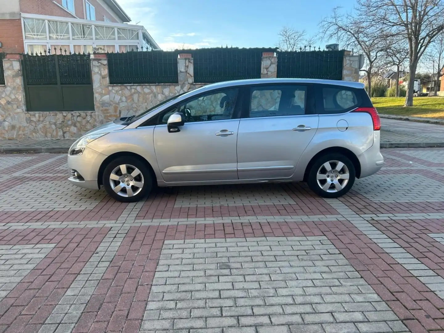 Peugeot 5008 1.6HDI Premium CMP Gris - 2