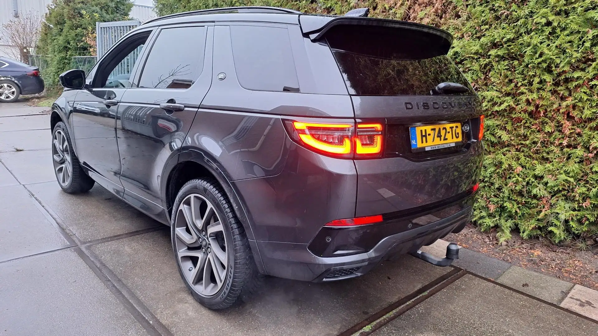 Land Rover Discovery Sport D150 2.0 R-Dynamic HSE Grijs - 2