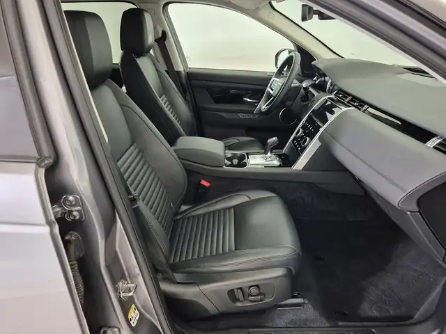 Land Rover Discovery Sport view 3