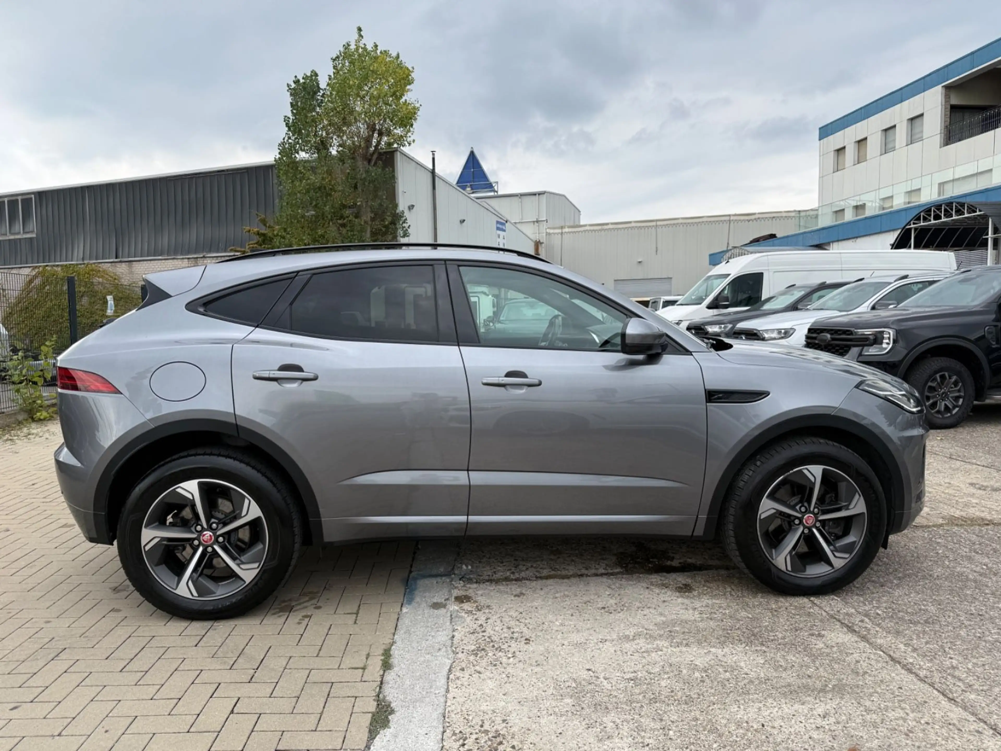 Jaguar E-Pace E-PACE R-Dynamic SE AWD Plug-In Hybrid/Pano/Lede — photo 11