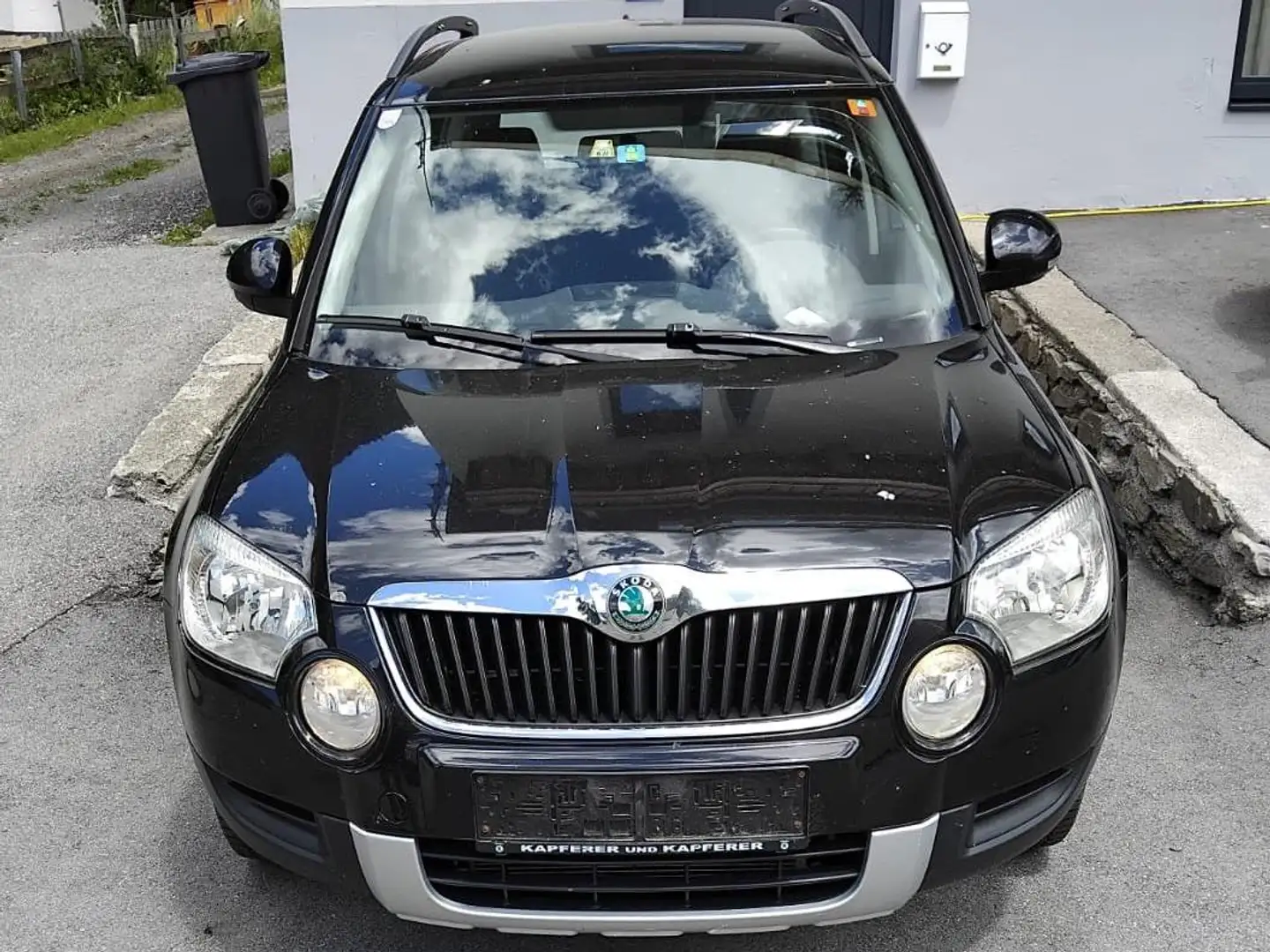 Skoda Yeti Yeti 4x4 Twenty Ambition 2,0 TDI  DPF EURO5B 4X4 Schwarz - 1