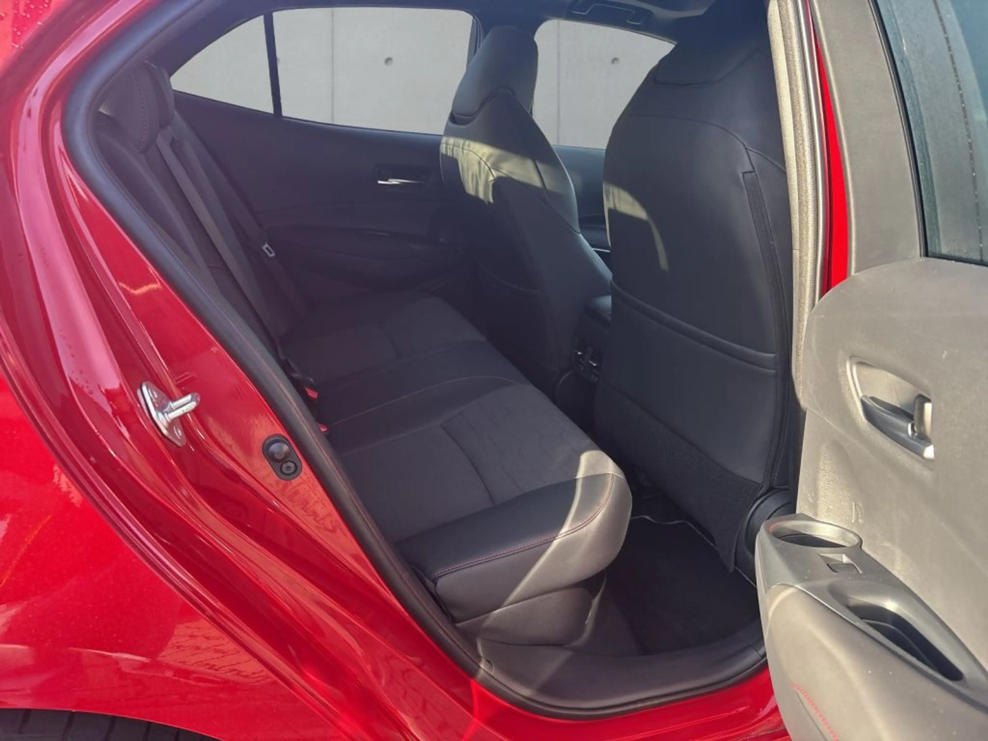 Toyota Corolla 2.0 Hybrid Lounge — photo 12