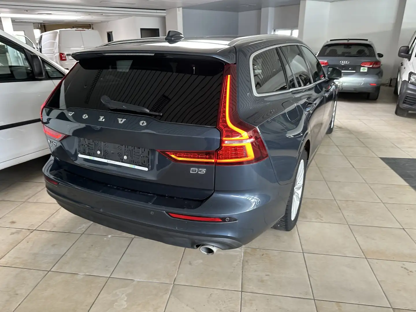 Volvo V60 V60 2.0 D3 Momentum Pro Blauw - 2
