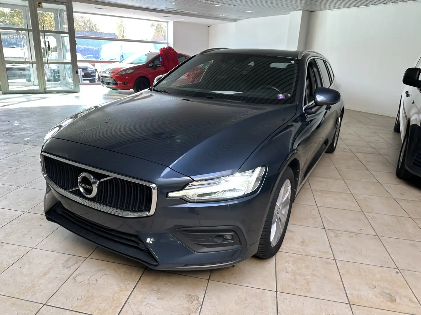 Volvo V60 V60 2.0 D3 Momentum Pro Blauw - 1