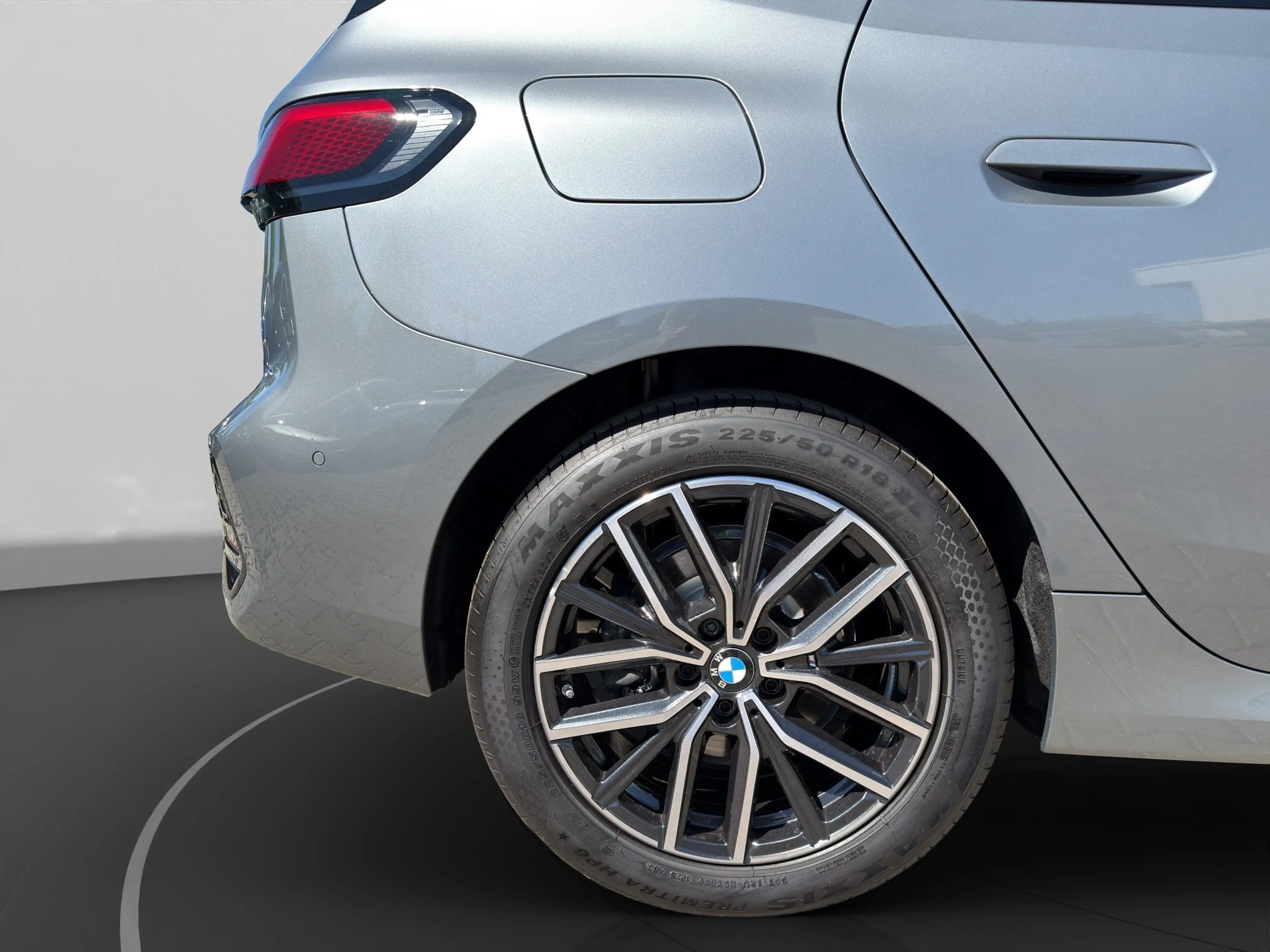 BMW 230 e xDrive Active Tourer — photo 10