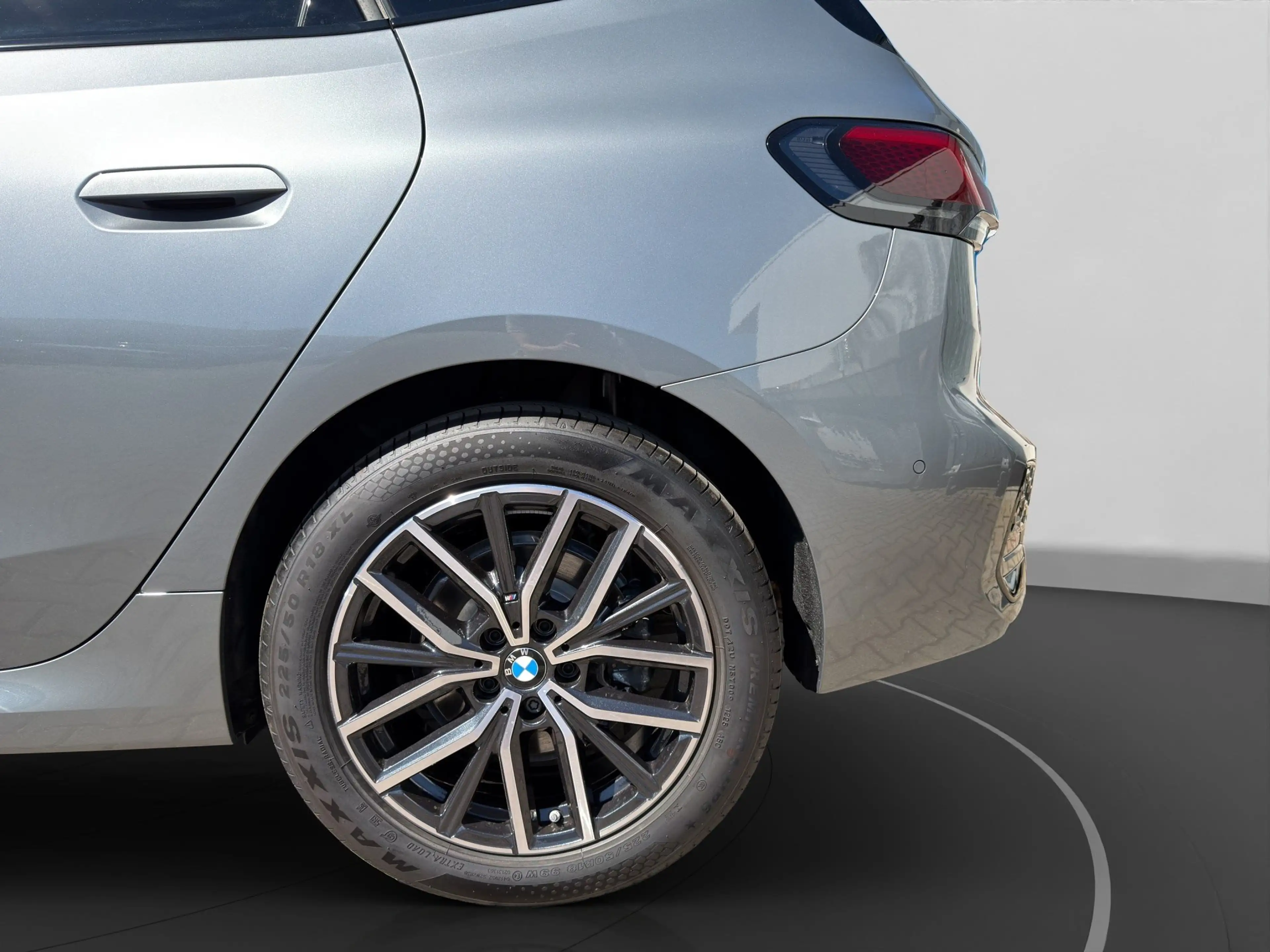 BMW 230 e xDrive Active Tourer — photo 12