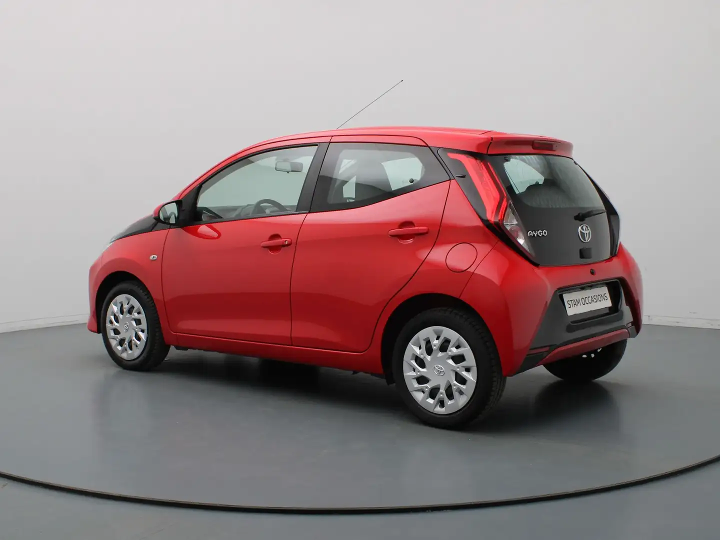 Toyota Aygo 1.0 VVT-i x-play AUTOMAAT Airco | Camera | Cruise Rood - 2