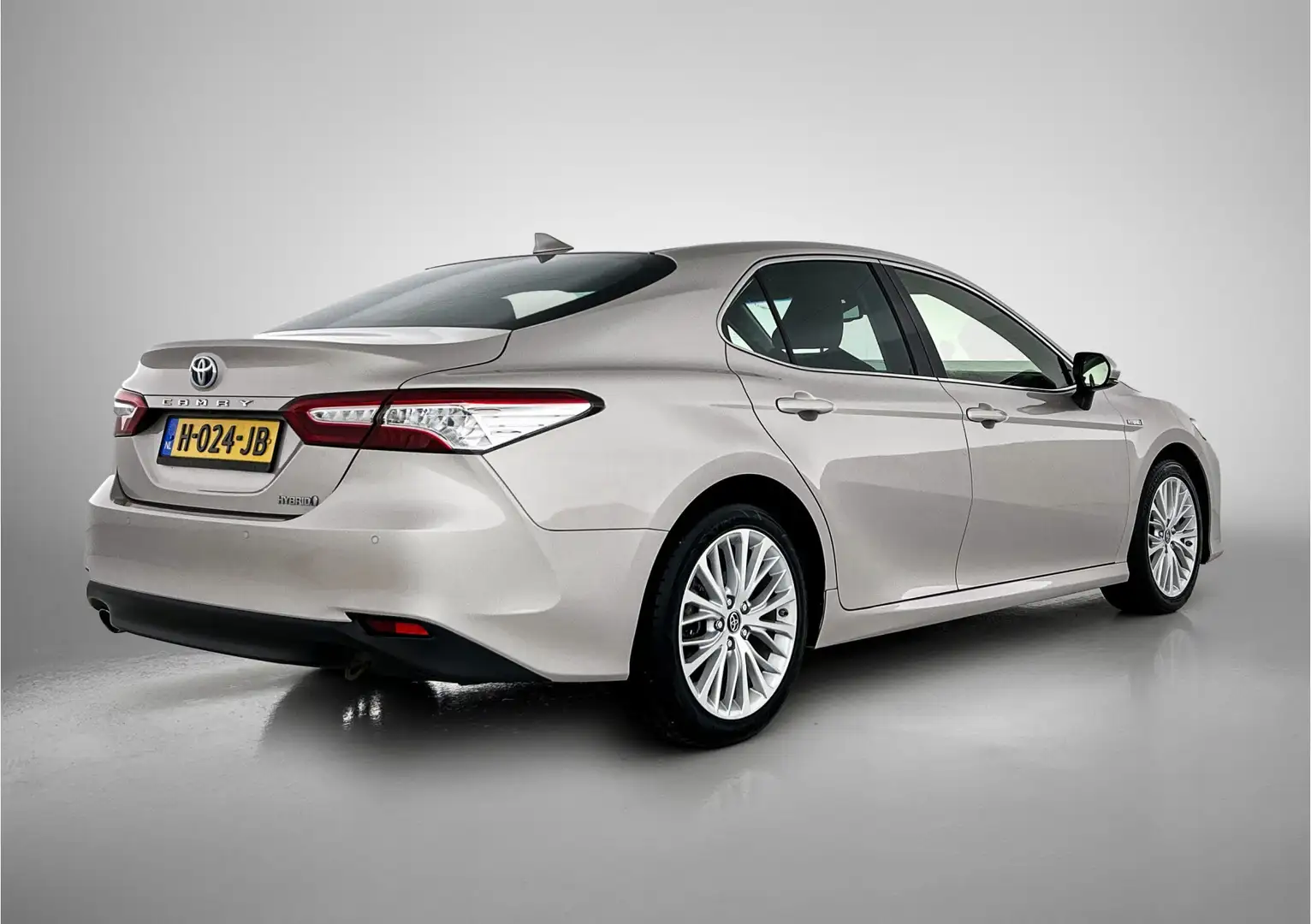 Toyota Camry 2.5 Hybrid Executive | 1e Eigenaar | Nieuw Gelever Brun - 2