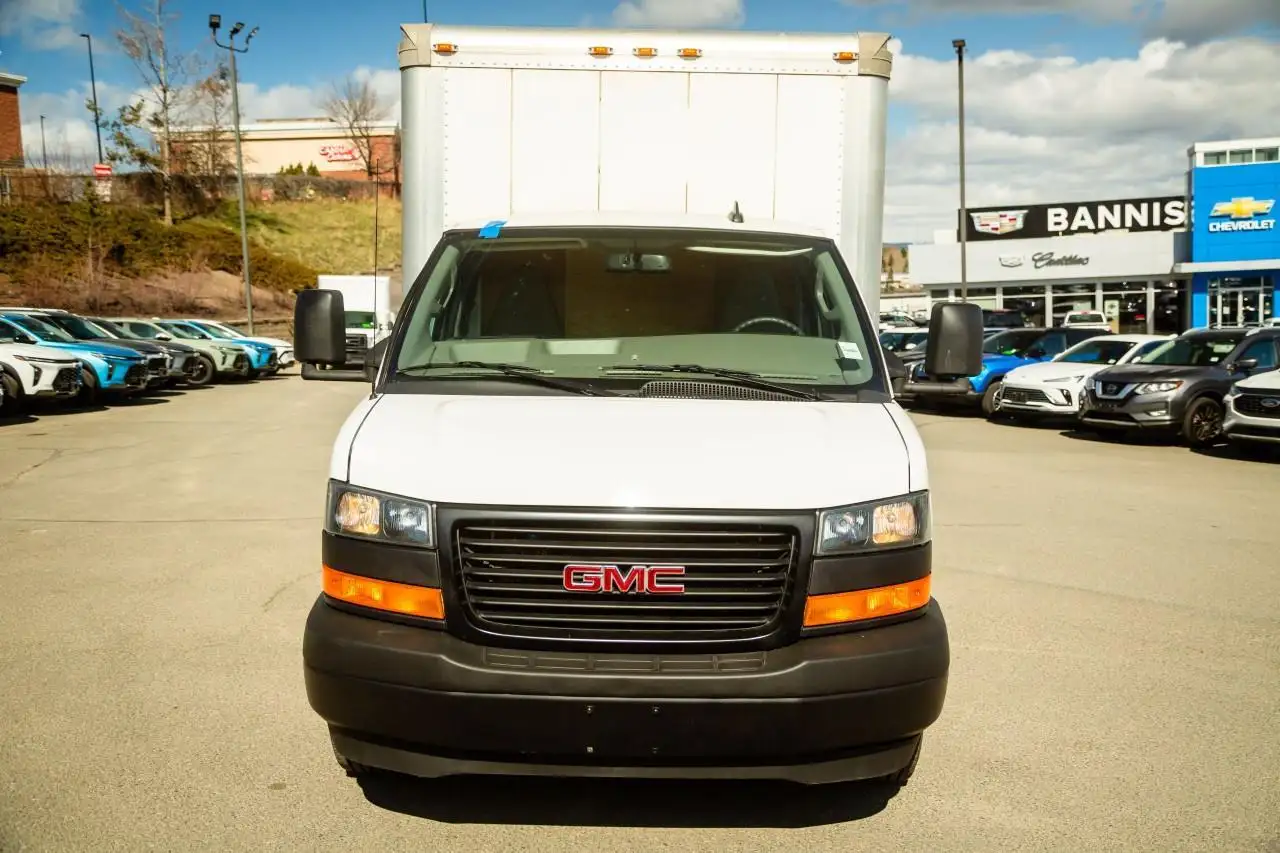 GMC Savana снимка GMC Savana