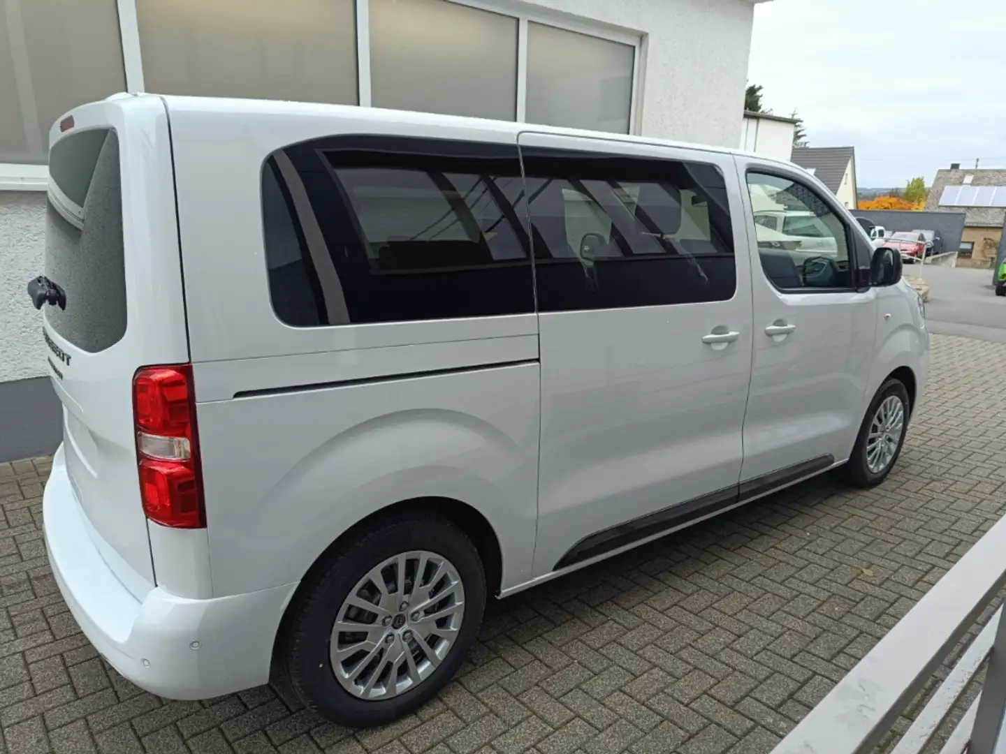 Peugeot Traveller Active  8-Sitzer Weiß - 2
