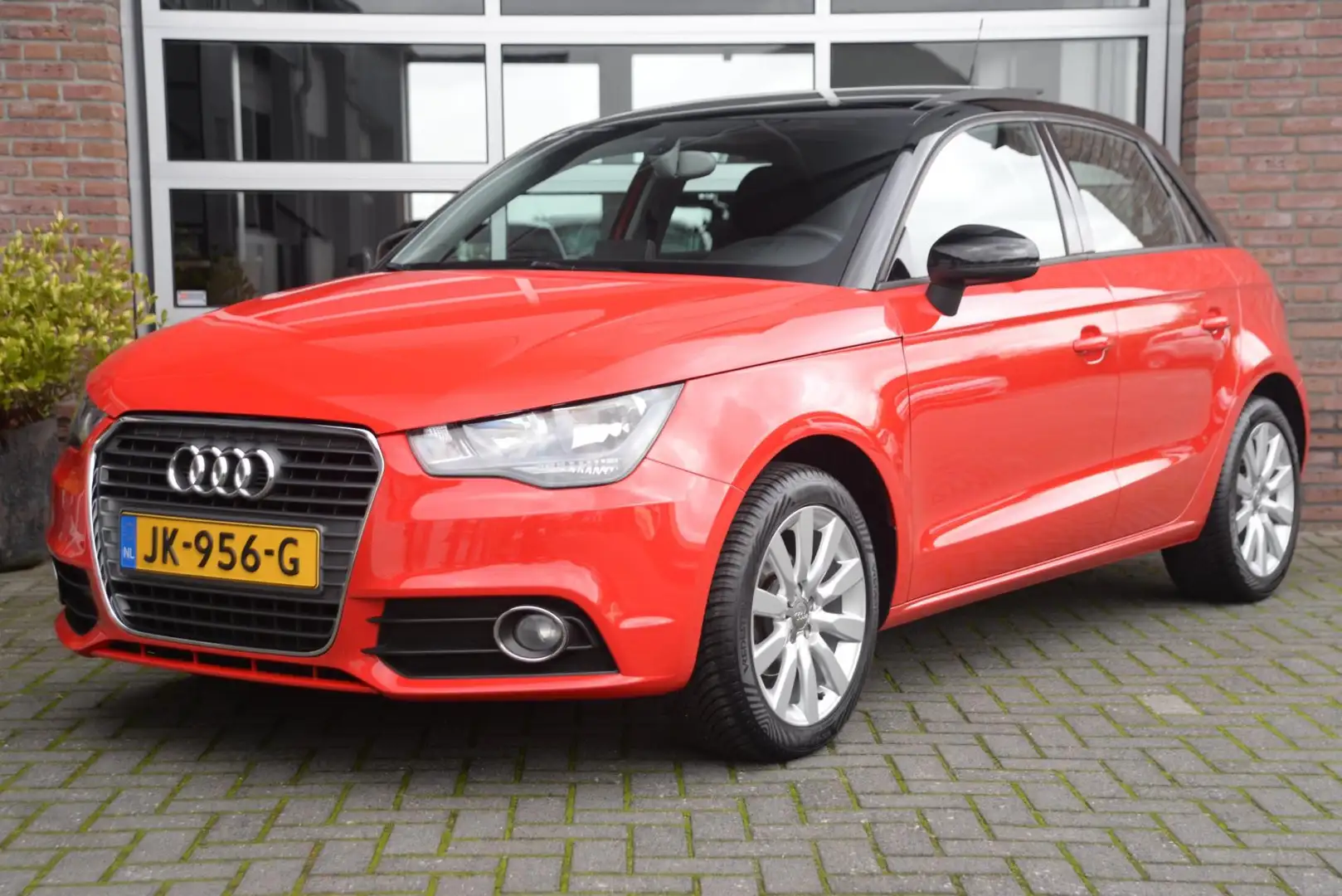 Audi A1 Sportback 1.2 TFSI | Panoramadak | All-Seasons ban Rood - 1