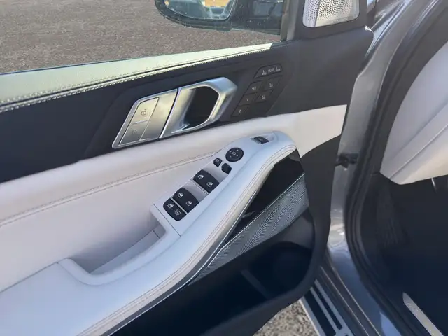 BMW X7 view 9