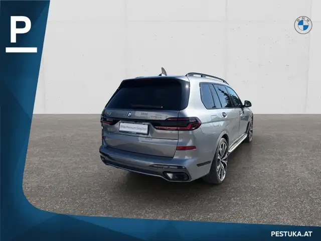 BMW X7 view 4