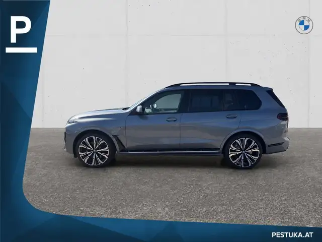 BMW X7 view 6