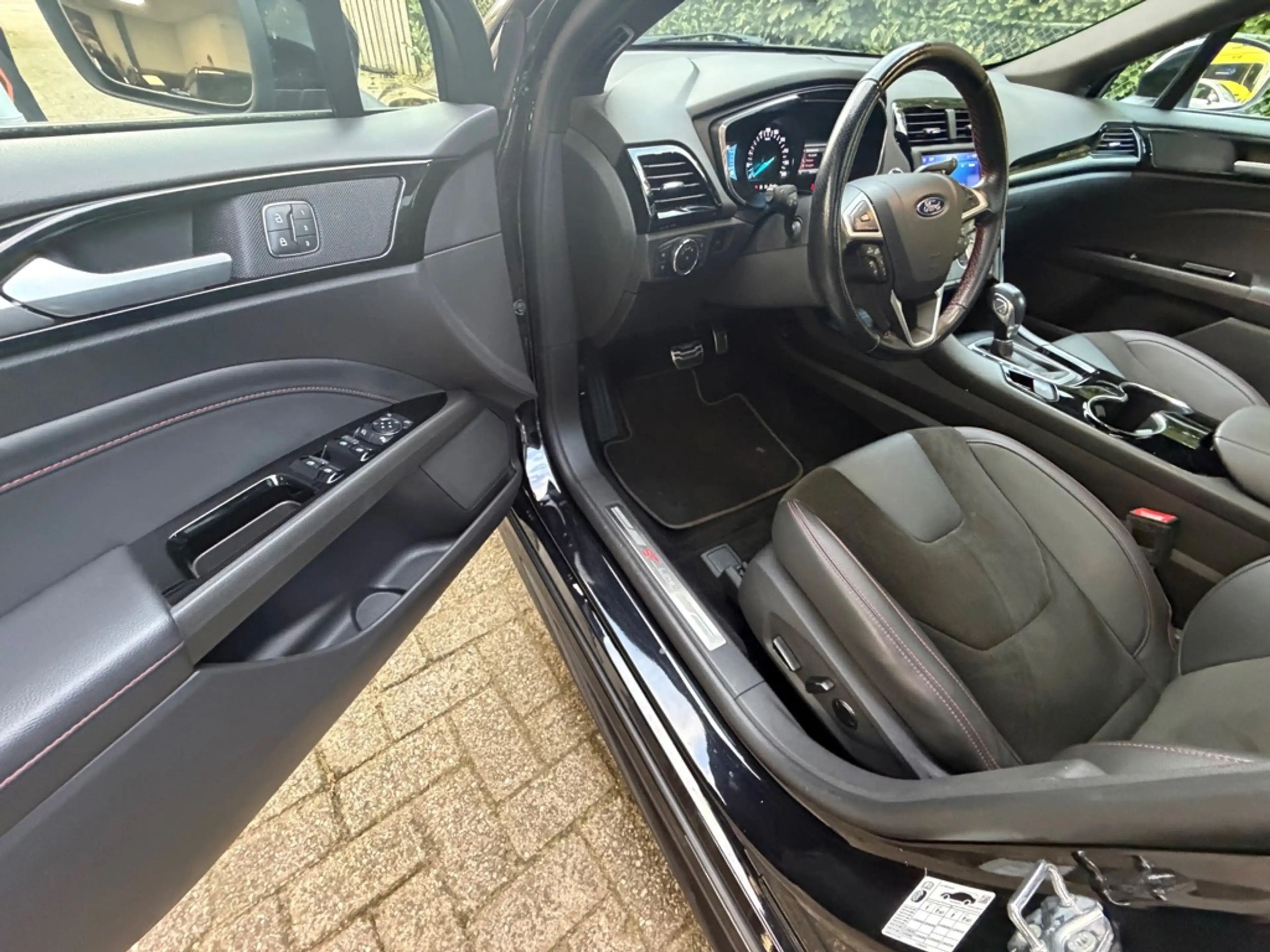 Ford Mondeo Wagon 2.0 IVCT HEV Titanium ST line Pano Full opti — photo 14