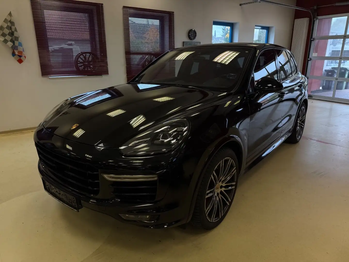 Porsche Cayenne GTS Navi,LED,STH,PANO,Chrono,ACC,21"Zoll Schwarz - 1