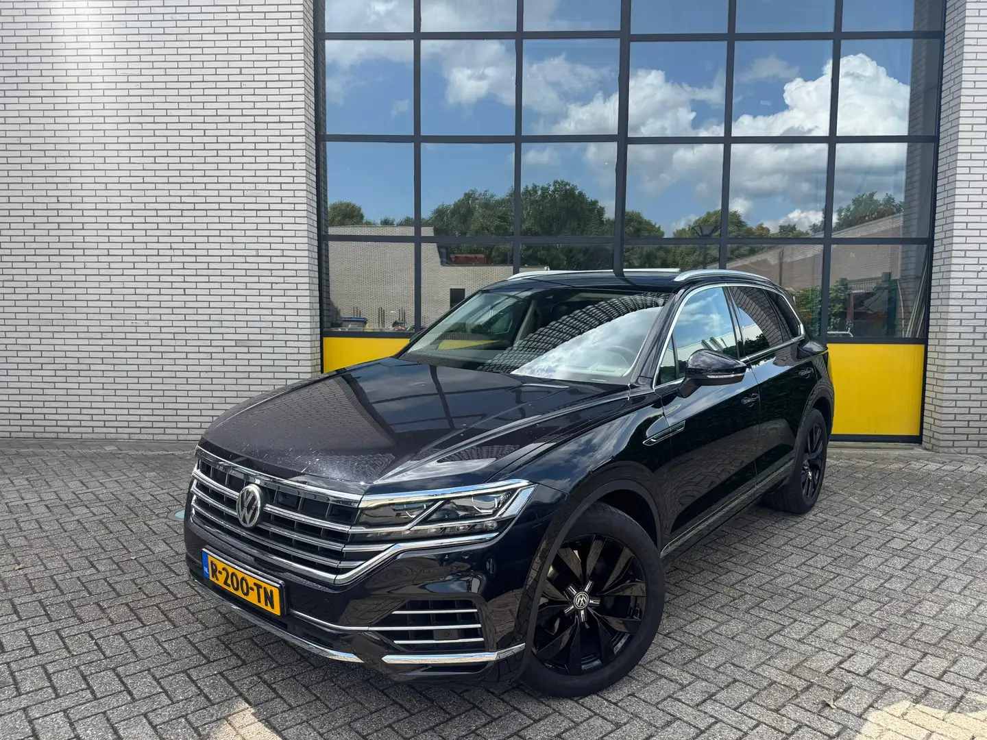 Volkswagen Touareg 3.0 TDI R-Line, Matrix lampen, Glazen schuif-kante Zwart - 1