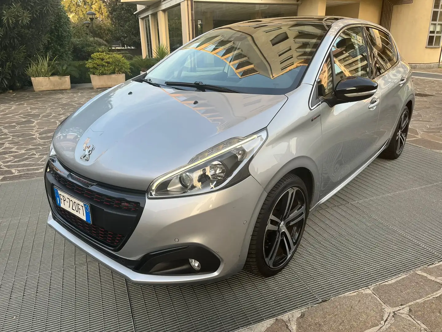 Peugeot 208 1200 GT-Line 110 cv automatica imm. 03/2018 Argento - 1