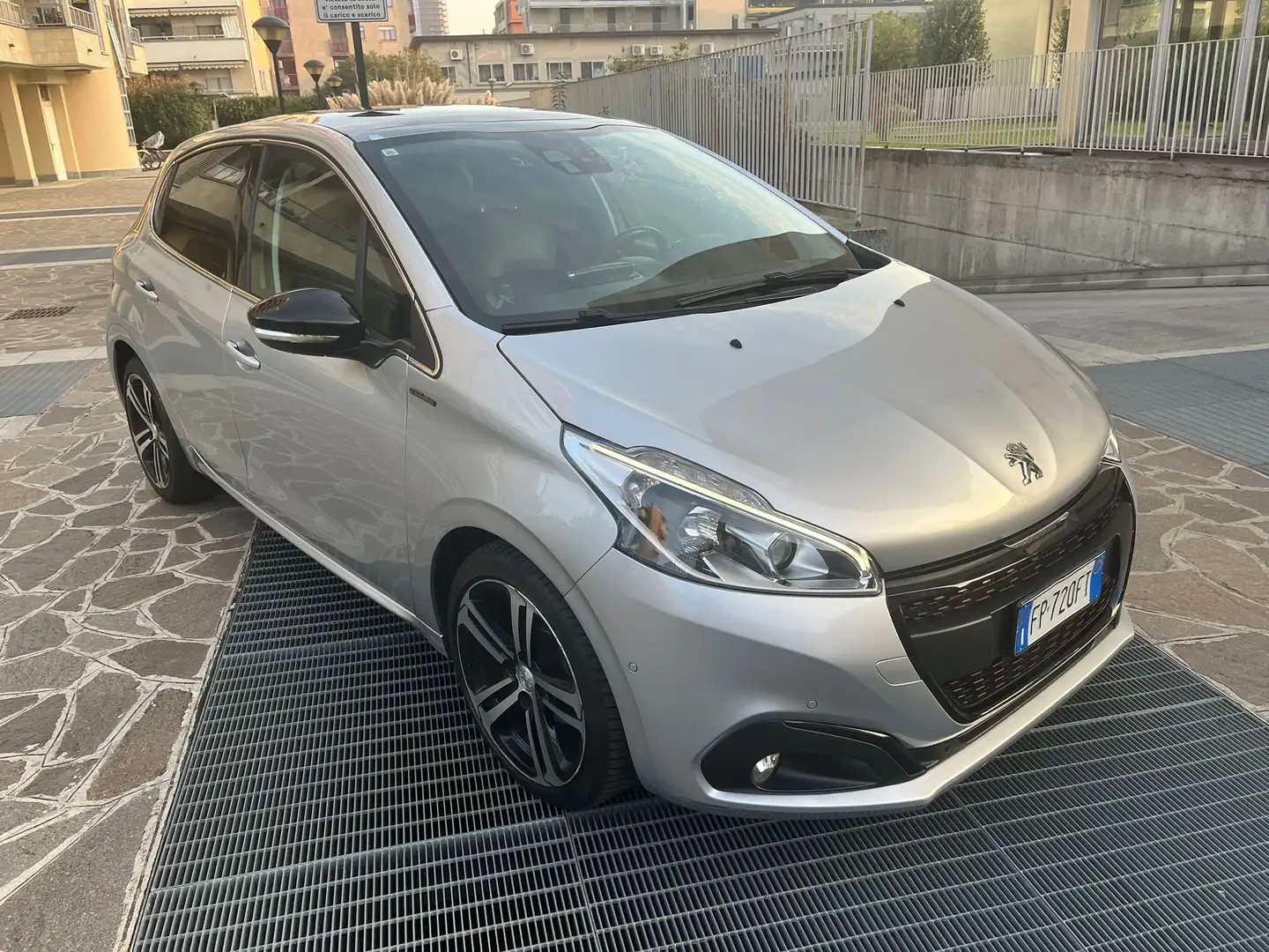 Peugeot 208 1200 GT-Line 110 cv automatica imm. 03/2018 Argento - 2