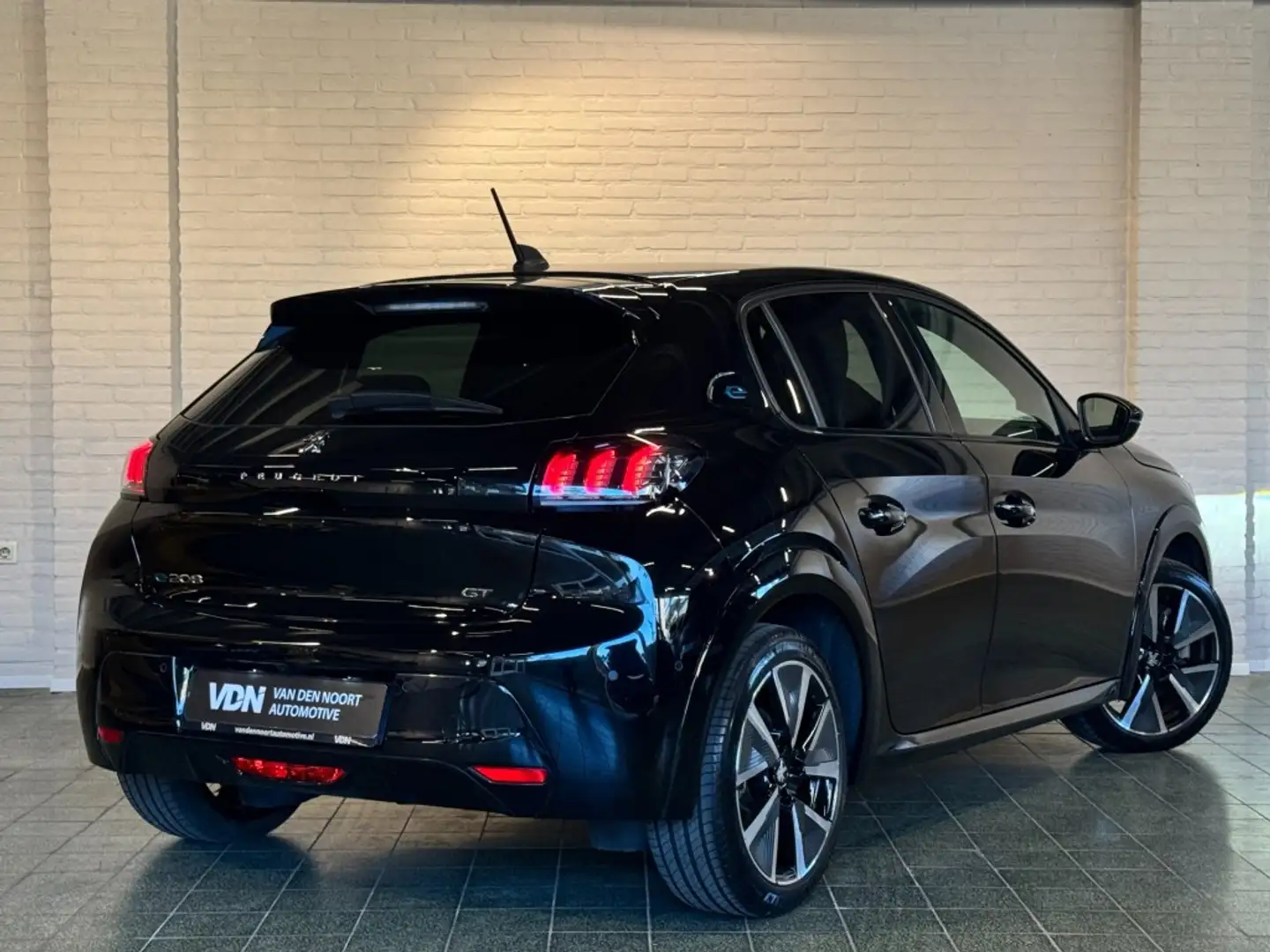 Peugeot e-208 e-208 EV GT Pack 50 kWh Alcantara Stoelv Navi LED Nero - 2