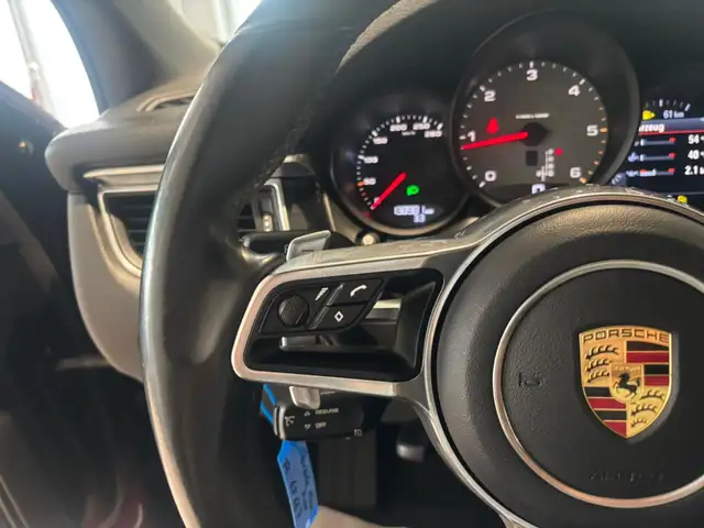Porsche Macan view 21