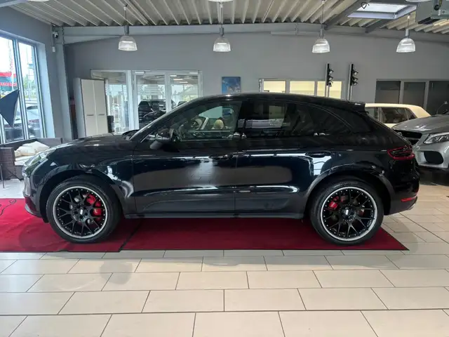 Porsche Macan view 12