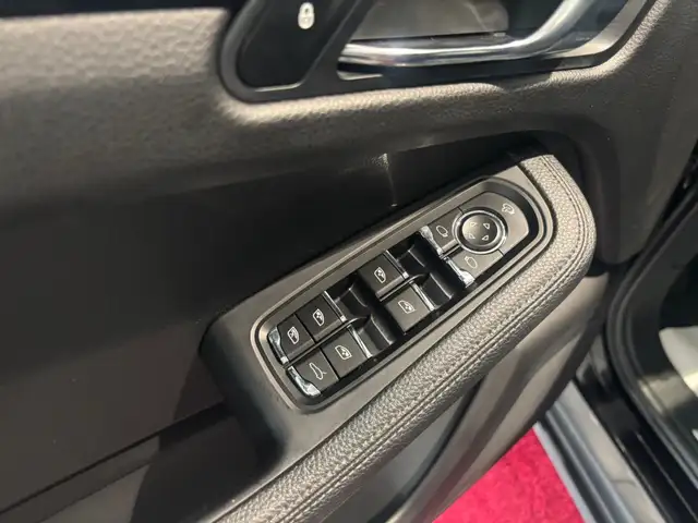 Porsche Macan view 15