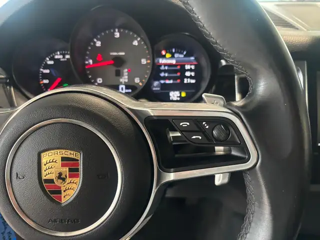 Porsche Macan view 22