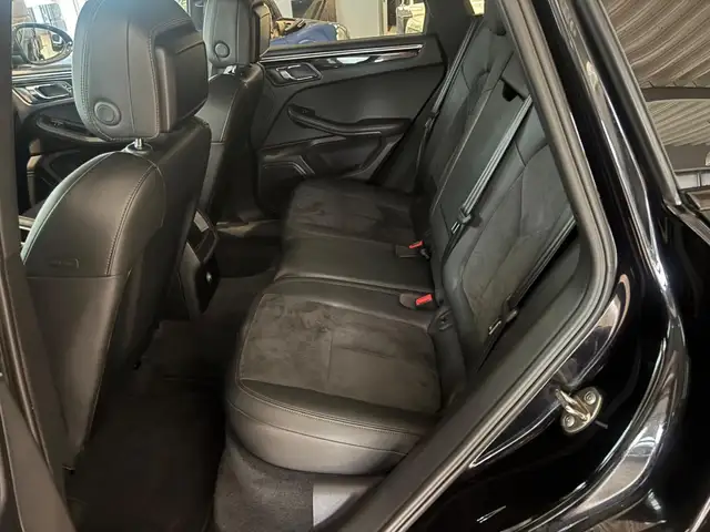 Porsche Macan view 11