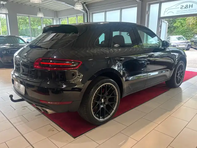Porsche Macan view 4
