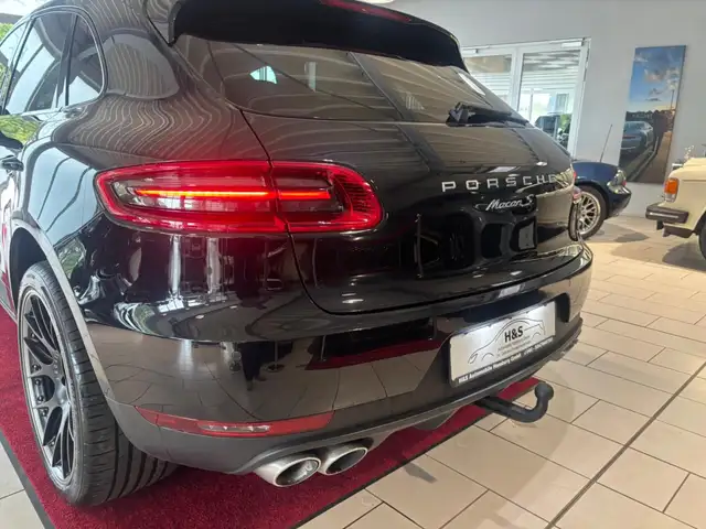 Porsche Macan view 3