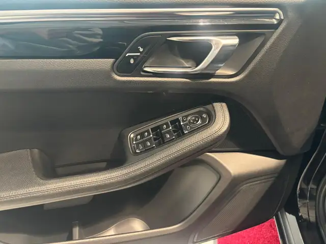 Porsche Macan view 13