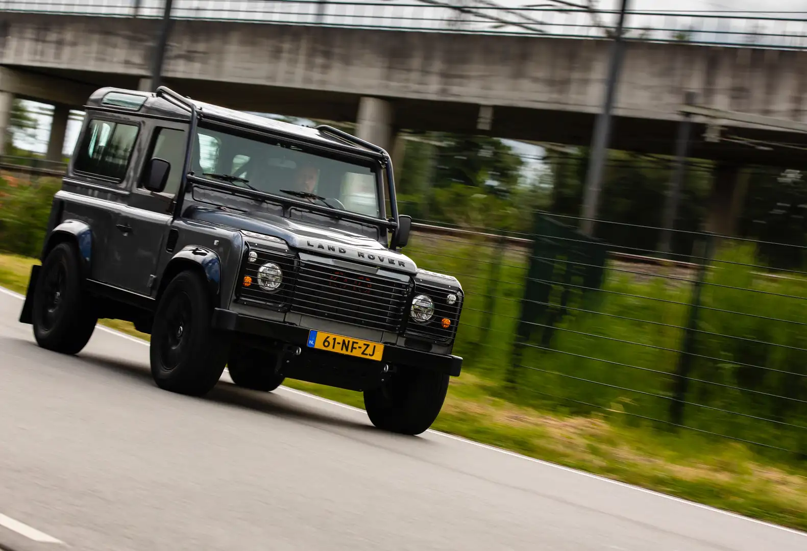 Land Rover Defender 90 V8 Coyote Grey - 2