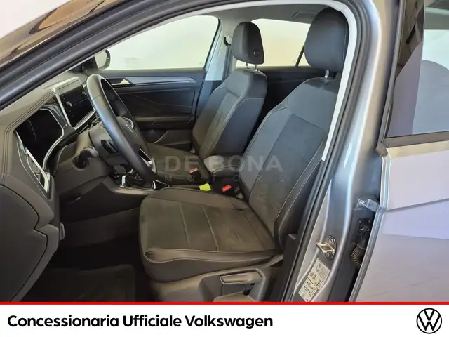 Volkswagen T-Roc view 8