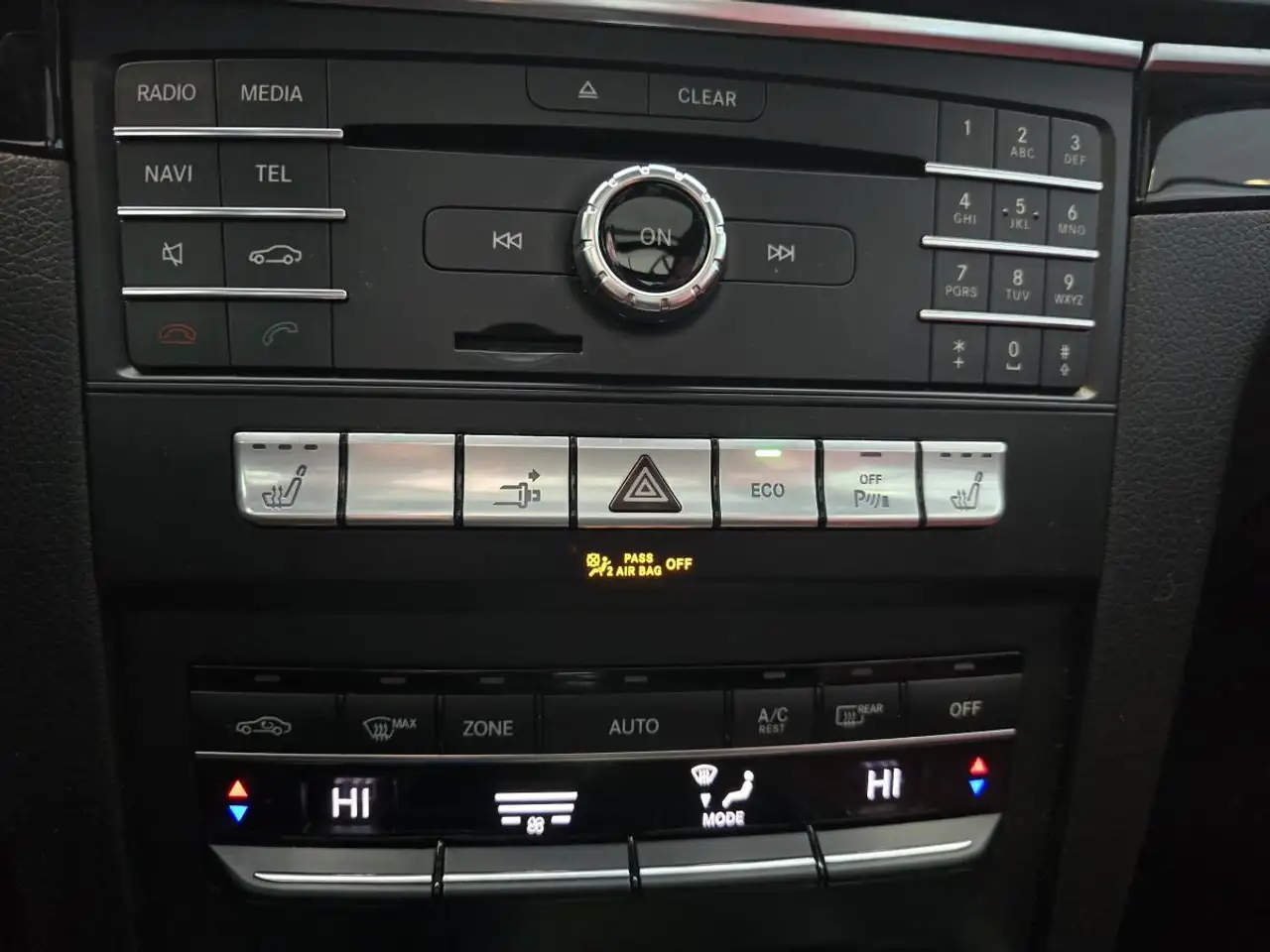 Mercedes-Benz E-Class снимка Mercedes-Benz E-Class