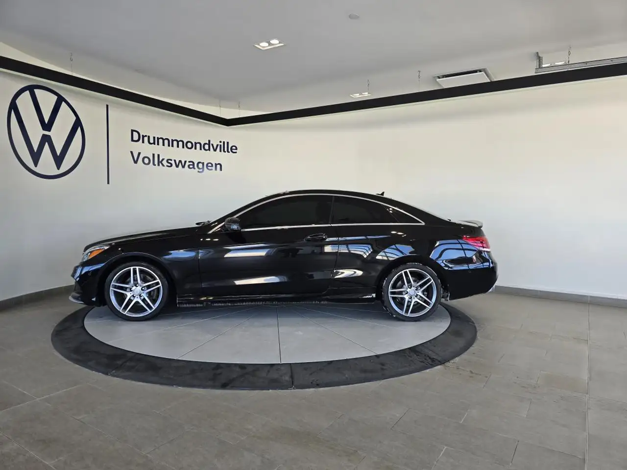 Mercedes-Benz E-Class снимка Mercedes-Benz E-Class