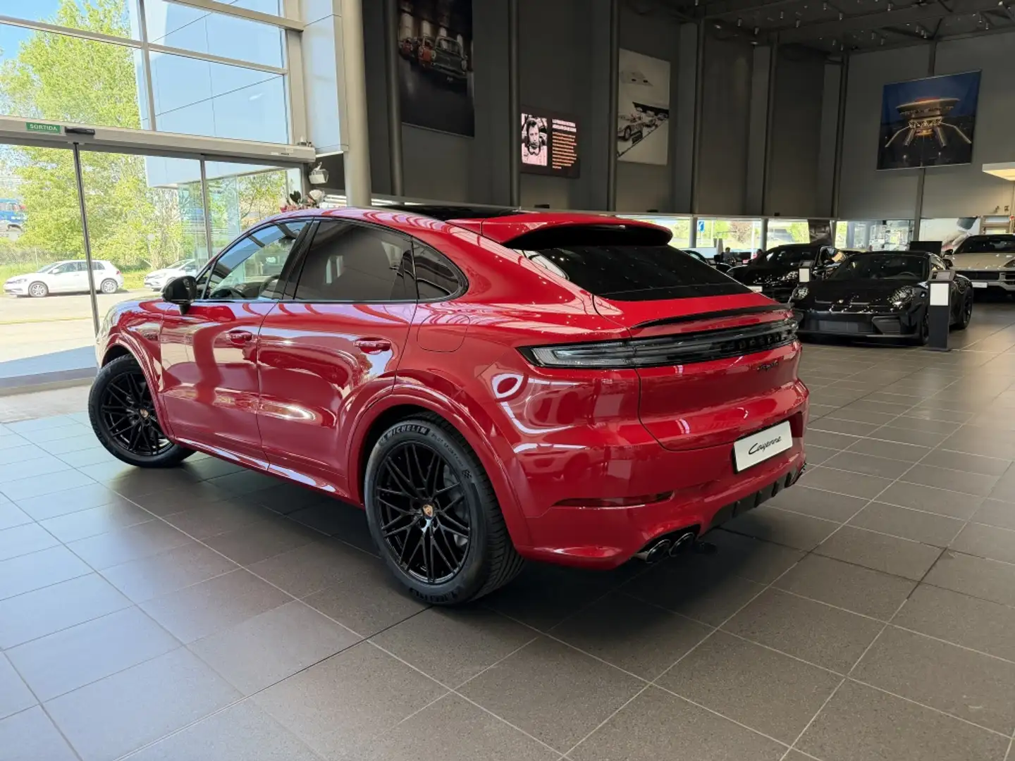 Porsche Cayenne Coupé E-Hybrid Black Edition Aut. Rojo - 2
