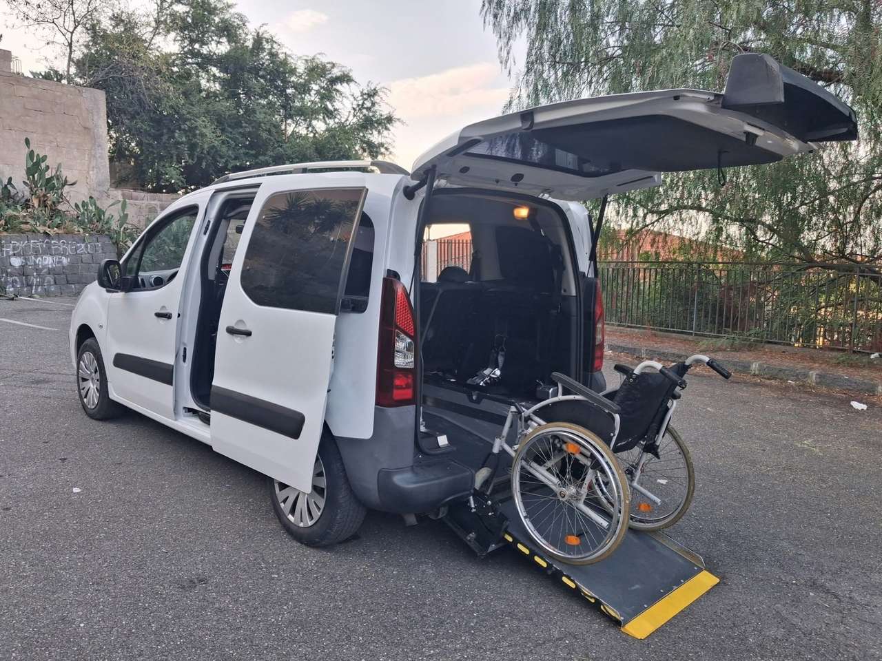 Citroen Berlingo pianale ribassato con rampa trasporto disabili