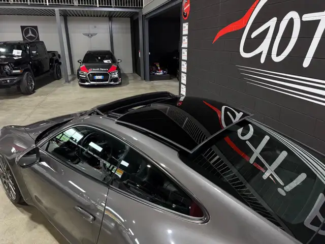 Porsche 911 view 7