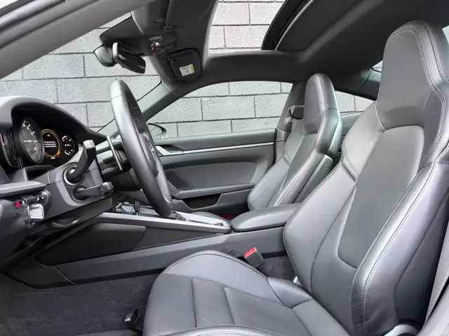 Porsche 911 view 10