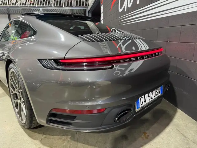 Porsche 911 view 6