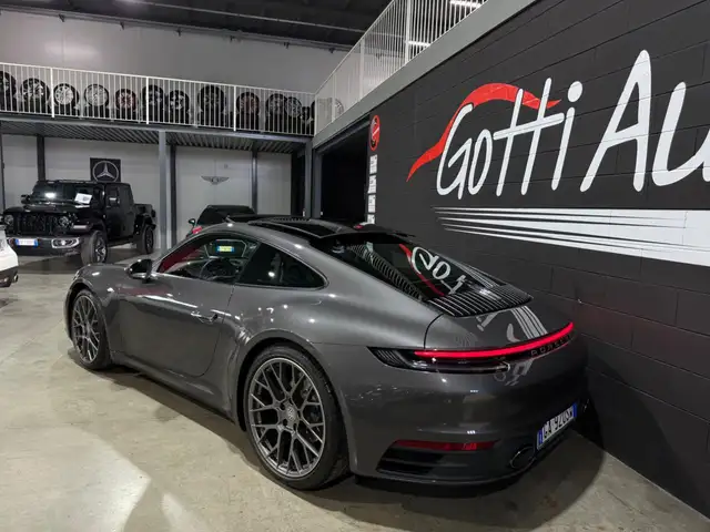 Porsche 911 view 4