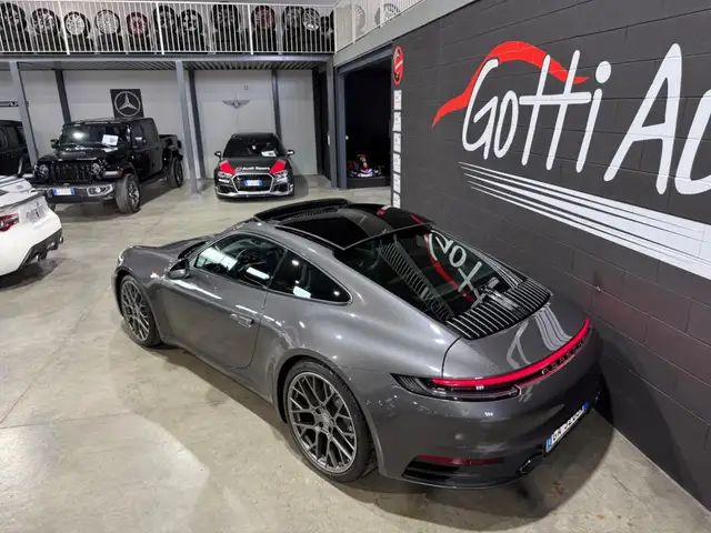 Porsche 911 view 5