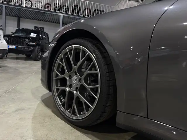 Porsche 911 view 8